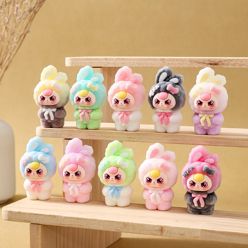 Baby Products Wholesale - かわいいベイビースリー フロッキング グラデーションカラー ブラインドボックス ワークパートナー デスクトップデコレーション